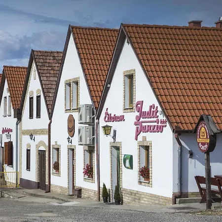 Judit Panzió étterem Bed and breakfast 3*