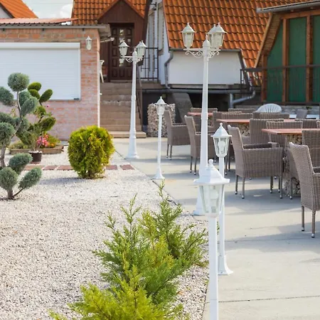 Judit Panzio Etterem Bed & Breakfast