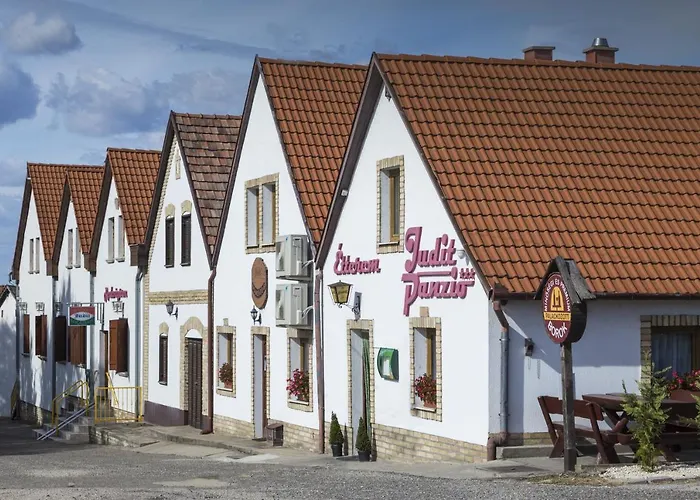 Judit Panzio Etterem Bed & Breakfast 3*